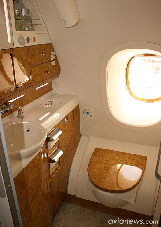 Женский туалет бизнес-класса на втором этаже A380. Его главное отличие от мужского - расположение у внешней стенки, благодаря чему присутствует окно. В экономическом классе обивка материалов попроще, да и окна нет. Но разделение туалетов на мужские/женские все равно сохранено.