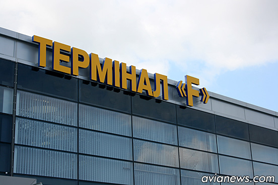 Марафет на привокзальной площади перед терминалом F наводили за считанные минуты до открытия. За полчаса до перерезания красной ленточки уехали краны, за 10 минут - поливальные и моечные машины.