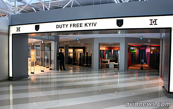 После прохождения паспортного контроля пассажир через магазины Duty Free попадает в галерею вылета. В ней расположены 8 выходов на посадку, зал для пассажиров бизнес-класса, курительная комната. По проекту предусмотрено также кафе, однако на момент открытия терминала его следов не было обнаружено.