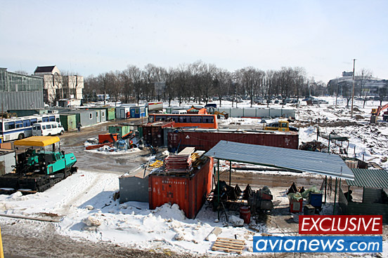 Привокзальная площадь. На ней будет располагаться парковка. В правом верхнем углу - терминал B, который после завершения расширения галереи будет обслуживать половину международных и все внутренние рейсы на вылет.