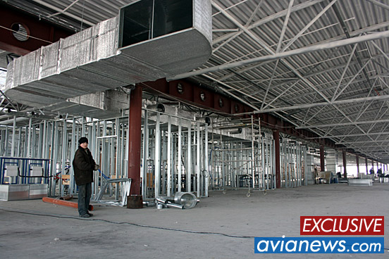 Зал вылета. В нем будут расположены пункты питания, магазины Duty-free. Терминал имеет 8 выходов на посадку. На второй фотографии - конструкции, которые будут отделять общий зал от специальных служебных помещений.