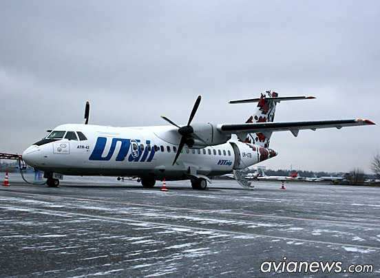 ATR-42 с бортовым номером UR-UTB. Самолет будет базироваться в Луганске и эксплуатируется новой украинской компанией Utair Украина. Первый тестовый рейс с номером 002 самолет совершил из аэропорта "Киев" (Жуляны) в Луганск.