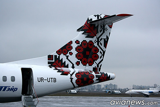 Самолет ранее эксплуатировался в материнской компании Utair Aviation. Перед передачей в Украину авиалайнер был частично перекрашен. Вместо букв UT на хвосте теперь украинский орнамент.