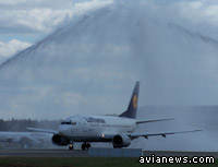 Боингу-737-500, совершавшему первый рейс, "салютовали" 2 пожарные машины