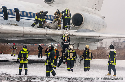 В соответствии с легендой учений, у Ту-154 разрушена стойкой шасси, осуществляется жесткая посадка, повлекшая розлив, возгорание топлива и задымление салона.
