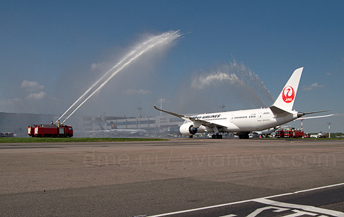 Московский аэропорт Домодедово совместно с авиакомпанией Japan Airlines (JAL) 17 мая устроил презентацию нового самолета Boeing 787, который начал регулярные полеты в Москву из Токио