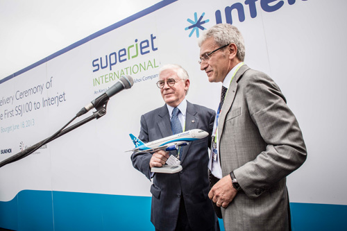 Компания SuperJet International, которая является совместным предприятием российского Сухого и итальянской Alenia Aermacchi, передала мексиканской авиакомпании Interjet первый самолет Сухой Суперджет 100 (SSJ 100)