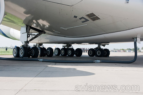 Хотя высота A380 превышает 24 метра, под центральной секцией фюзеляжа высокому человеку довольно трудно - она расположена на небольшой высоте от земли.
