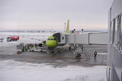 Самолет S7 Airlines у телескопического трапа в аэропорту Самары Курумоч