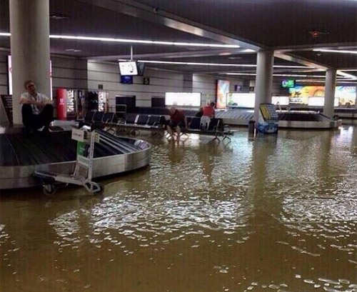 Багажные карусели в воде, аэропорт Сочи
