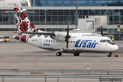 Регистрация самолетов в Украине, а не России, позволит Utair сэкономить на пошлинах при выполнении полетов по тем же направлениям. На фото первый самолет Utair Украина с украинской регистрацией и специальной символикой на хвосте.