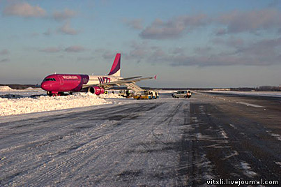 Самолет Airbus A320 UR-WUB Wizz Air Украина развернуло во время посадки на 180 градусов