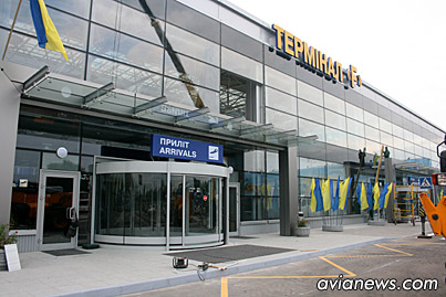 ^^ В новом терминале F в аэропорту "Борисполь" пассажиры регистрируются на первом этаже