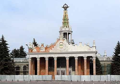 В аэропорту Харьков строители планово обрушили аварийный центральный портал с колоннами, который располагался перед входом в старый терминал.