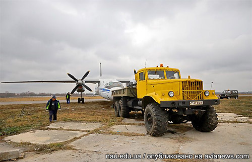 С 2006 года Ан-26 не выполнял полеты и находился на хранении в аэропорту Киев (Жуляны), откуда его доставили в авиационный музей, расположенный по соседству.
