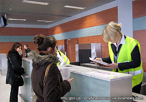 Обычные пассажиры будут вылетать и прилетать в новый терминал в конце весны. Тогда же терминал, по словам Колесникова, официально откроет президент Украины Виктор Янукович.