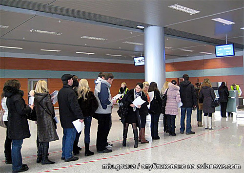 Новый пассажирский терминал в аэропорту Львов протестировали первые 50 волонтеров. Они повторили путь будущих пассажиров и прошли все формальности, начиная от регистрации, и заканчивая паспортным и таможенным контролем.