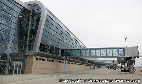 New terminal at Lviv Airport Потенциально, к 2 выходам на посадку через автобусы в зоне международных авиалиний можно присоединить еще 4 телескопических трапа.