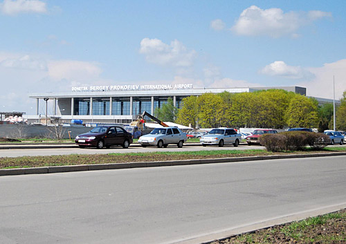 Теперь на крыше нового терминала находится надпись на английском Donetsk Sergey Prokofiev International Airport (Международный аэропорт Донецка Сергея Проковьева).
