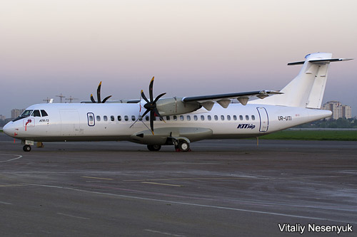 Второй новый ATR 72-500 UR-UTI Ютэйр Украина в Жулянах до перекраски, фото: Виталий Несенюк > аэропорт Киев (Жуляны)