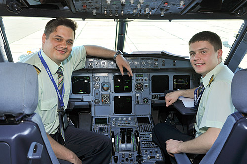 Пилоты S7 Airlines в кабине Airbus A319