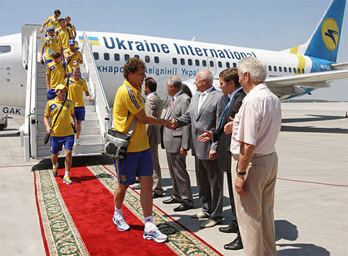      14    .   Boeing 737 UR-GAK    .