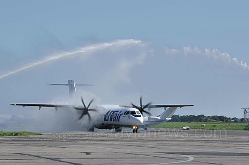 Водяной салют в аэропорту Одесса, самолет ATR 72-500 Ютэйр Украина с бортовым номером UR-UTI