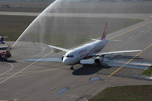 Авиакомпания Air Arabia (ОАЭ) 12 октября выполнила первый рейс Шарджа-Одесса. Самолет по прилету в Одессу встретили водяным салютом, а экипаж — цветами.
