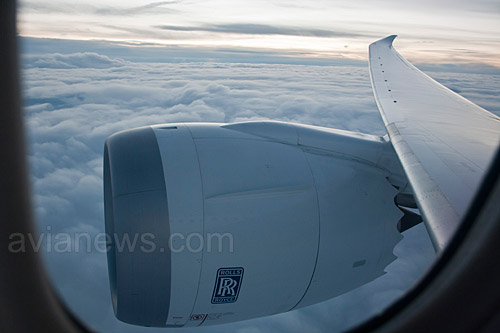 Двигатель и крыло Boeing 787 авиакомпании LOT