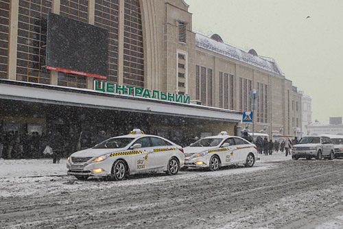 Стоянка такси Sky Taxi в аэропорт Борисполь у центрального входа вокзала Киев Пассажирский