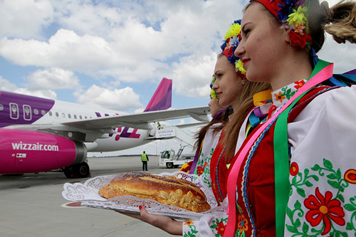 Встреча хлебом-солью первого рейса Кутаиси-Донецк в аэропорту Донецк
