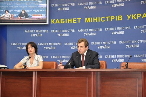 Аэропорт Борисполь не будет отдавать сторонним компаниям работу по организации торговых зон в новом терминале D, а займется этим самостоятельно, сообщил журналистам министр инфраструктуры Владимир Козак