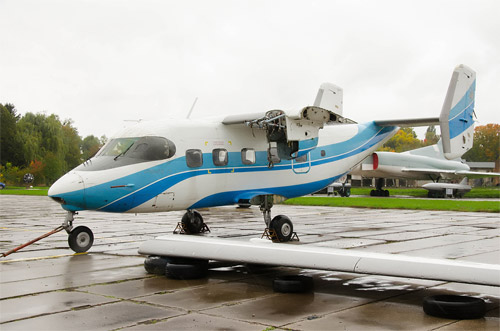 L-410 Turbolet (вверху) и Ан-28 (внизу) по прибытию в киевский авиамузей