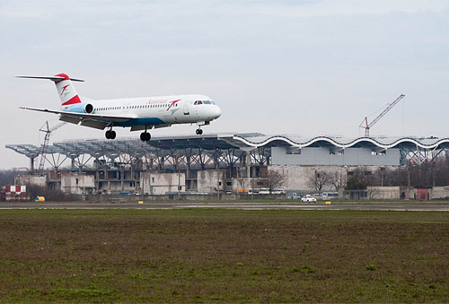 Самолет Austrian Airlines садится на фоне нового терминала в аэропорту Одесса