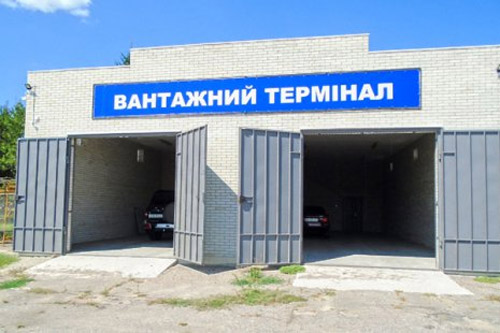 Грузовой терминал в аэропорту Сумы используется как гараж для машин руководства предприятия