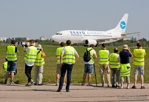 Споттеры на фоне Boeing 737 авиакомпании Bravo Airways