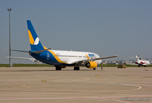Boeing 737 Azur Air готов к выруливаю на взлетно-посадочную полосу для взлета в Турцию, аэропорт Харьков