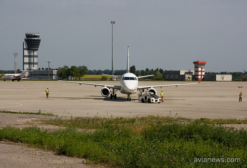 Pushback буксировка самолета Embraer 170 авиакомпании LOT в Харькове
