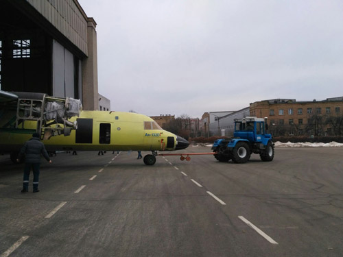 Ан-132 перевозят в цех для покраски