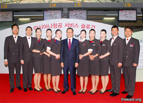 Стюардессы корейской авиакомпании Asiana Airlines требуют изменить правила ношения униформы и внешнего вида, которые они называют устаревшими.