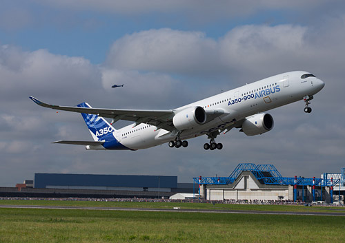 Новый самолет европейского концерна Airbus — A350 XWB (регистрационный номер F-WXWB) совершил сегодня свой первый полет.