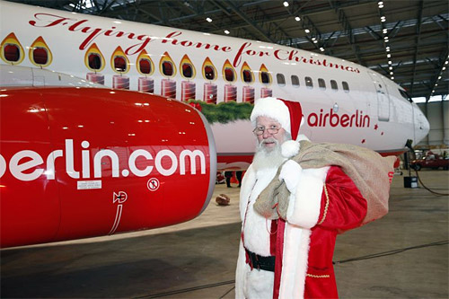 Санта-Клаус возле самолета airberlin