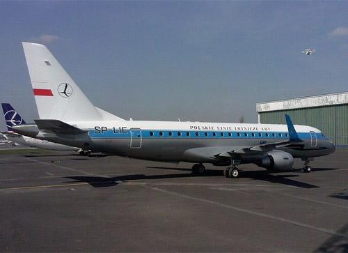 Польская авиакомпания LOT перекрасила самолет Embraer 175 в ретро-ливрею, которая использовалась авиаперевозчиком с 1945 по 1973 год.