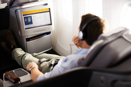 Пассажир Lufthansa слушает аудиокнигу