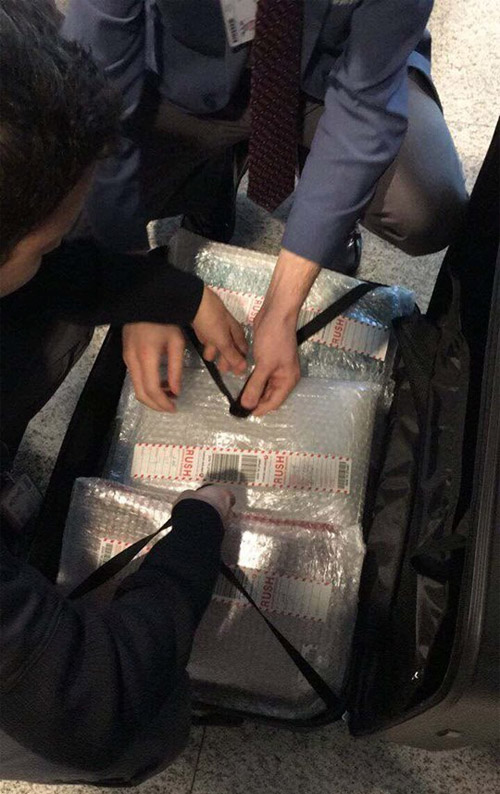 Электроника в Стамбуле упаковывается в защитную пленку перед вылетом в США и Великобританию