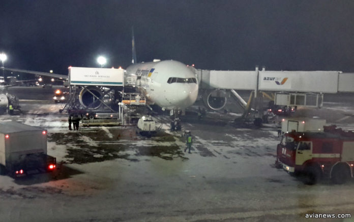 Boeing 777-200ER МАУ готовят в Борисполе к вылету в Бангкок
