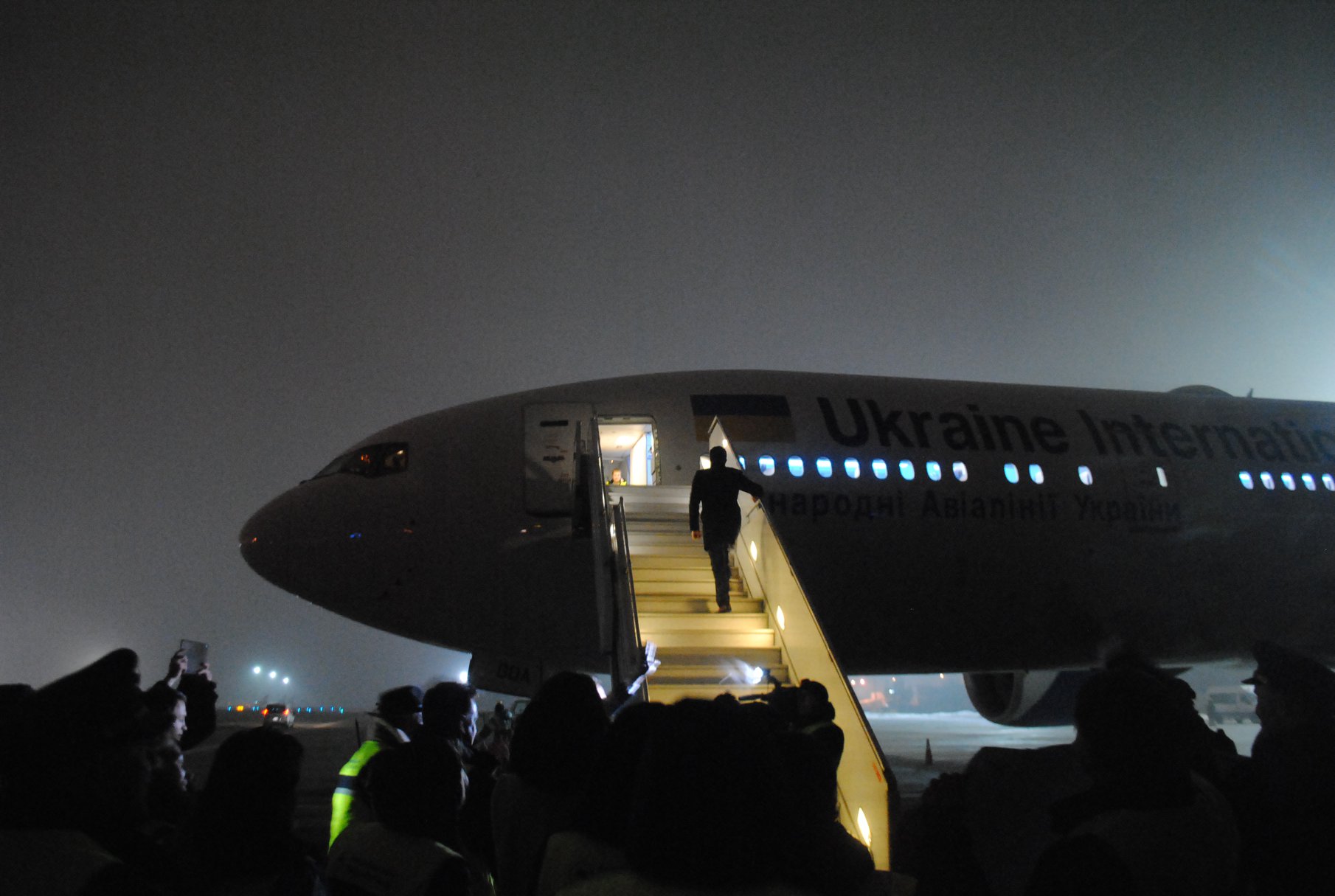 Президент МАУ Юрий Мирошников поднимается на борт Boeing 777-200ER после прибытия самолета в Борисполь