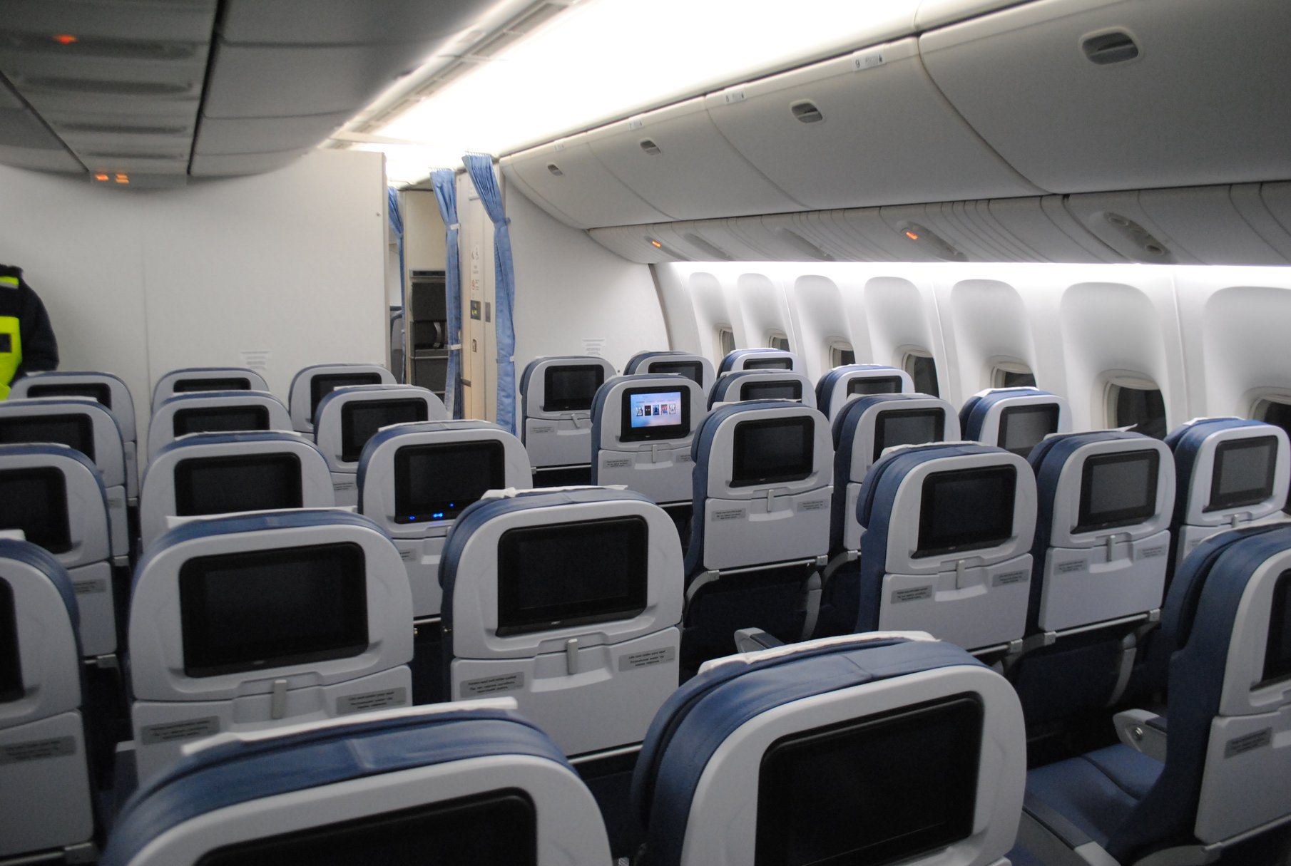 Салон эконом-класса Boeing 777-200ER МАУ