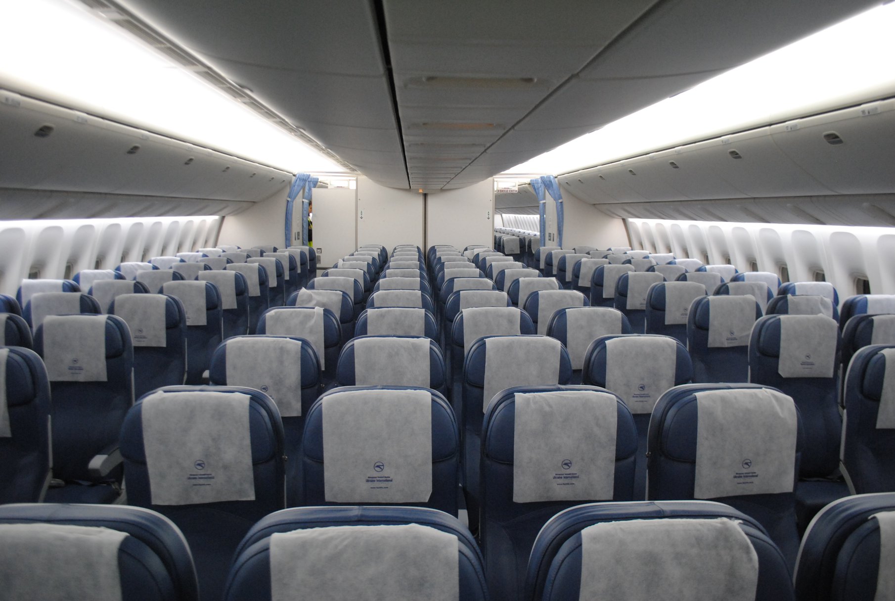Салон эконом-класса Boeing 777-200ER МАУ. Фото: Максим Арсланов