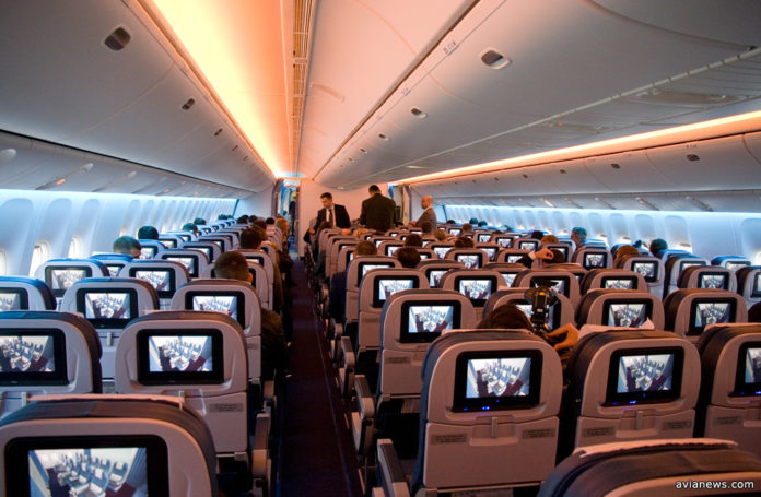 Светодиодное освещение Sky Interior в Boeing 777-200ER МАУ. Фото: avianews.com